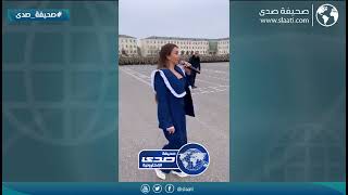 ضابطة تفاجئ الجنود اثناء الاستعراض العسكري