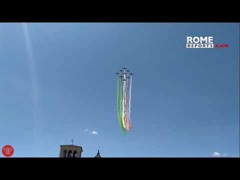 Aviones del ejército pintan la bandera italiana sobre el cielo de Asís