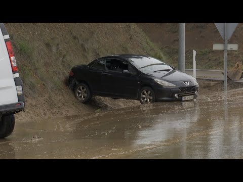 Carreteras cortadas por los efectos del temporal de lluvias en Valencia