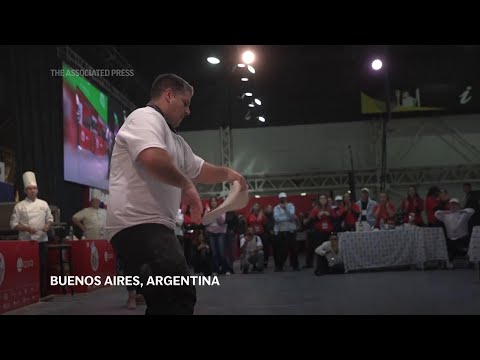Pizzeros compiten en categoría de acrobacias en el Mundial de la Pizza y la Empanada en Argentina