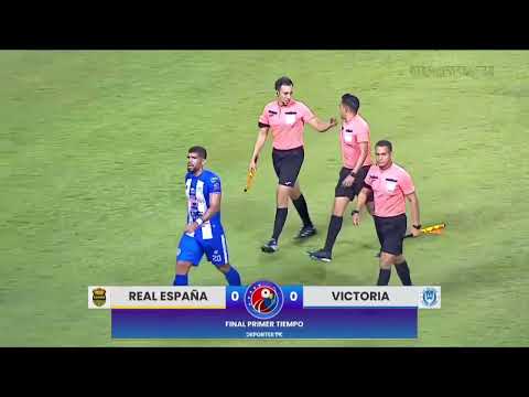 Danilo Tobías encara a Franklin Flores tras el golpe de cabeza en el partido Real España vs Victoria