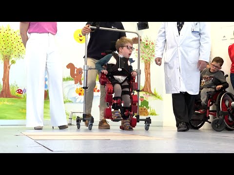 Adolfo, el niño que recupera poco a poco movilidad gracias a exoesqueletos biónicos