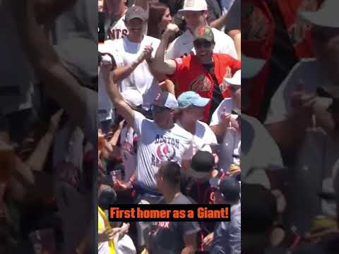 Rafael Devers goes oppo for his first Giants homer!