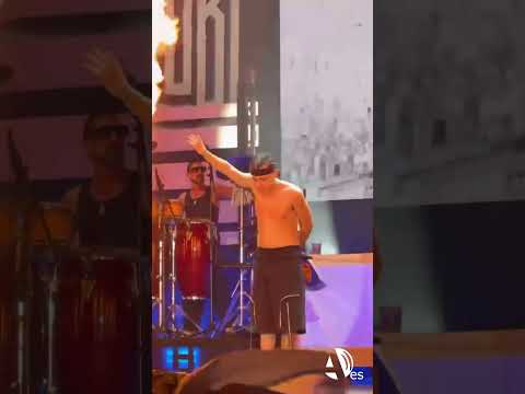 El cantante argentino Trueno terminó su concierto del Vive Latino con una bufanda del Real Zaragoza