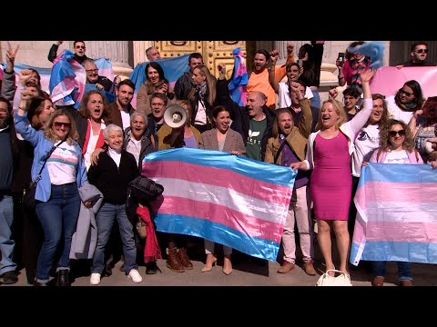 El colectivo LGTBI celebra la Ley Trans