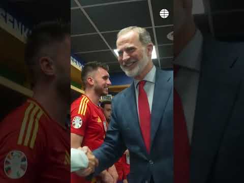 Felipe VI felicita en los vestuarios a la selección tras su victoria ante Italia