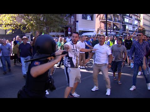 La Policía carga contra los manifestantes del taxi a las puertas del Parlamento andaluz