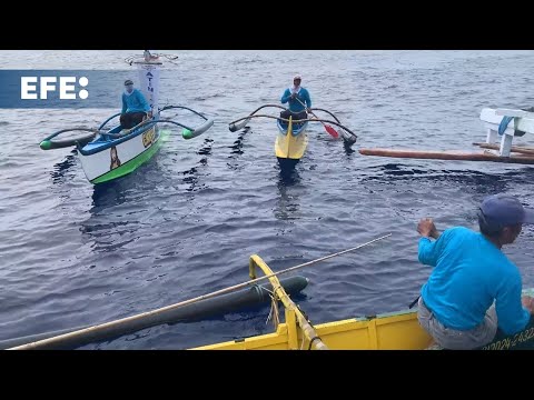 Una flotilla civil filipina reparte suministros a pescadores en aguas en disputa con China