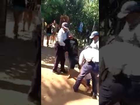 Policía arresta con violencia a uno de los balseros repatriados a Cuba