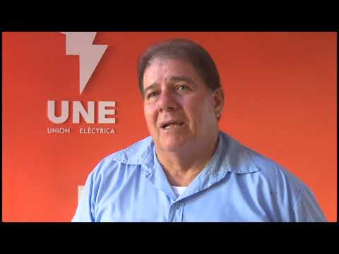 El ingeniero Daniel Solís, destaca entre los trabajadores de la UNE en Granma