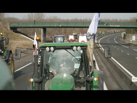 Agriculteurs: des tracteurs partent de Beauvais pour Paris | AFP Images
