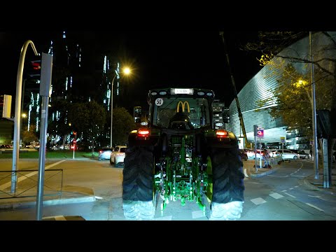 Un tractor recorre las calles de Madrid para poner en valor a miles de agricultores y ganaderos