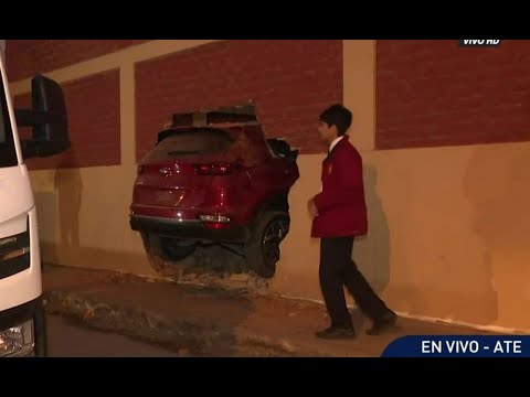Camioneta se empotra contra la pared de un colegio en Ate