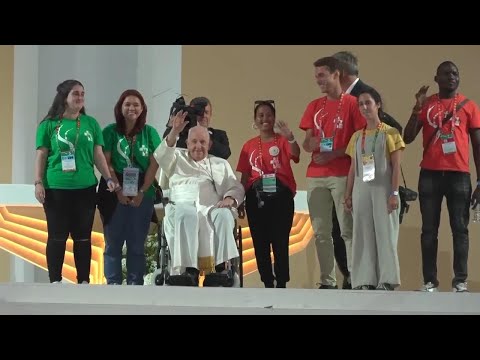 Thousands welcome Pope at Lisbon WYD vigil
