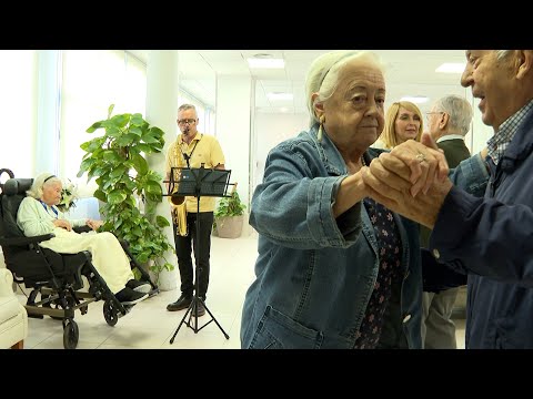 El saxofón de Javier cambia la vida de su madre, Gregoria, enferma de alzhéimer
