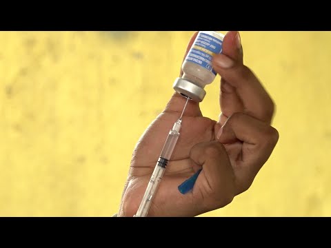 Inmunizan contra la Covid-19 e Influenza a familias del barrio Santa Elena