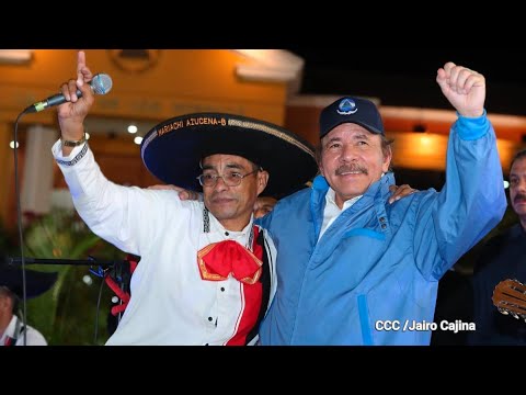 Mariachi Azucena junto al Comandante Daniel Ortega interpreta el tema Daniel Se Queda