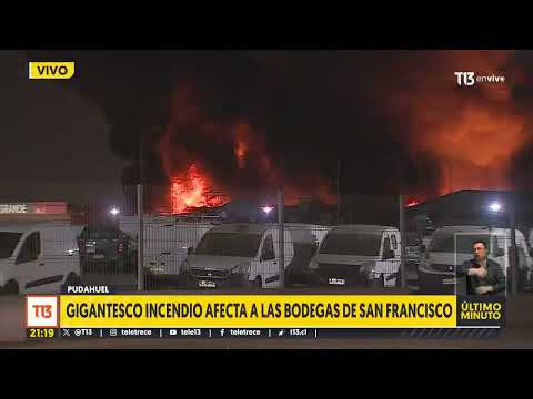 Bomberos combate incendio en bodegas San Francisco en Pudahuel