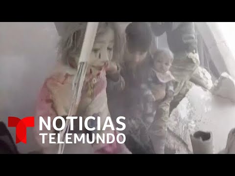 El rescate de tres niñas que quedaron atrapadas tras un bombardeo en Siria | Noticias Telemundo