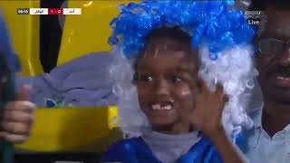 شاهد .. طفل هلالي يحتفل في المدرجات على طريقته