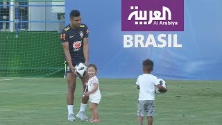 اطفال لاعبي البرازيل يشاركون في تدريباتهم في كأس العالم