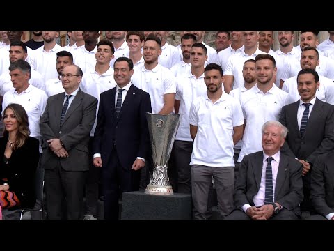 El presidente de la Junta de Andalucía recibe al Sevilla F.C. tras ganar la UEFA Europa League