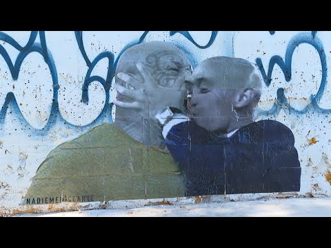 Luis Rubiales da un ''piquito'' al exboxeador Mike Tyson en un mural en Barcelona