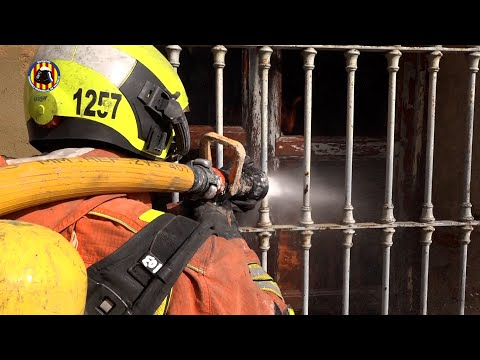 6 dotaciones de bomberos trabajan el incendio de una empresa de plásticos en Burjassot