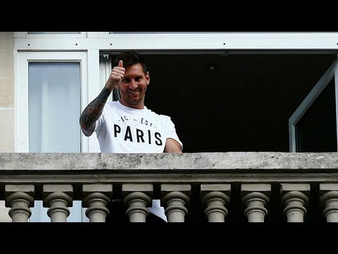 Football : Lionel Messi accueilli royalement à Paris pour signer avec le PSG • FRANCE 24