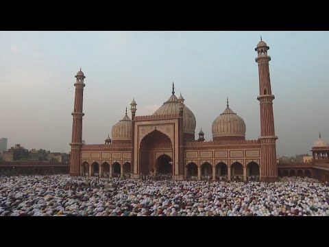 Muslim faithful celebrate Eid al-Fitr with special  prayers at New Delhi’s historic Jama Masjid