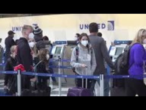 Pre-holiday travel rush in Chicago despite virus