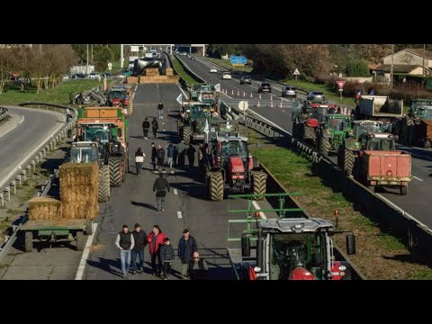Colère des agriculteurs : La mobilisation toujours en cours sur l'autoroute A64
