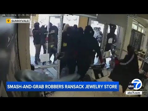 Smash-and-grab robbers ransack California jewelry store