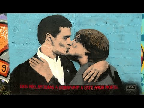 El artista Tvboy pinta el beso entre Sánchez y Puigdemont en el parque de Glòries de Barcelona