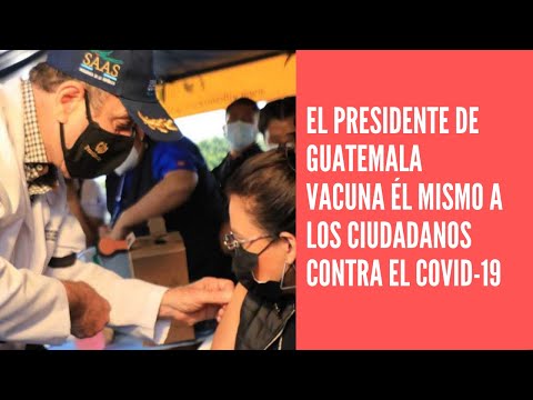 El presidente de Guatemala vacuna él mismo a los ciudadanos contra el COVID-19