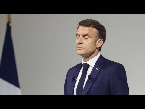 Après avoir critiqué les extrêmes, Emmanuel Macron mise sur la stratégie des désistements