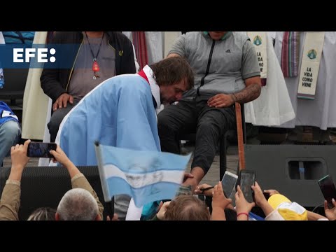 En medio de misa con tinte político, fieles le piden al papa que visite Argentina