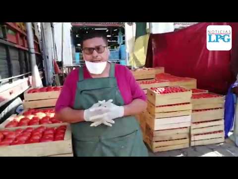 Un comerciante salvadoreños regala su mercadería tras emergencia nacional