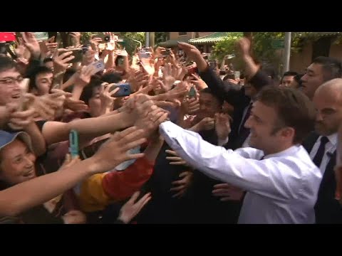 Macron accueilli par un bain de foule à l'université Sun Yat-sen de Canton | AFP Images