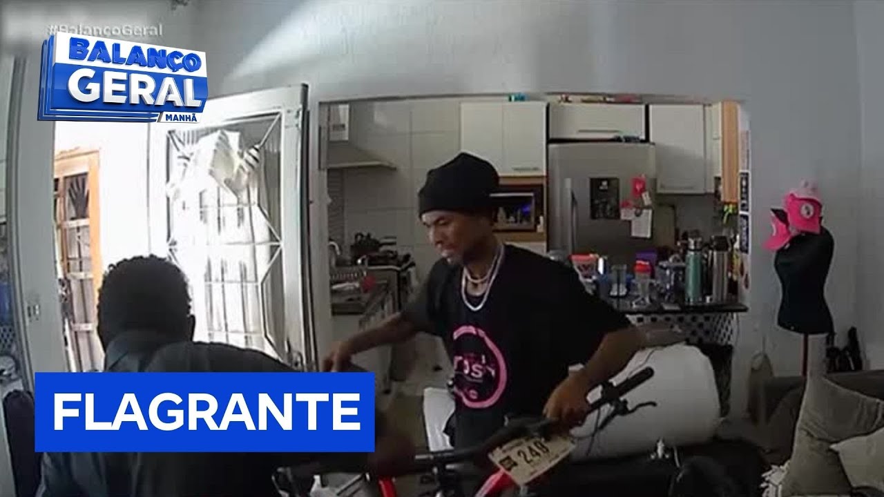 Câmera flagra ladrões fazendo a limpa em casa na zona leste de São Paulo