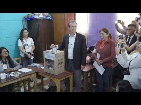Bolivian presidential candidate Jorge Quiroga casts his vote | AFP