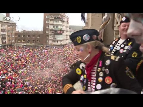 Carnevale, a Dunkerque il tradizionale lancio delle aringhe