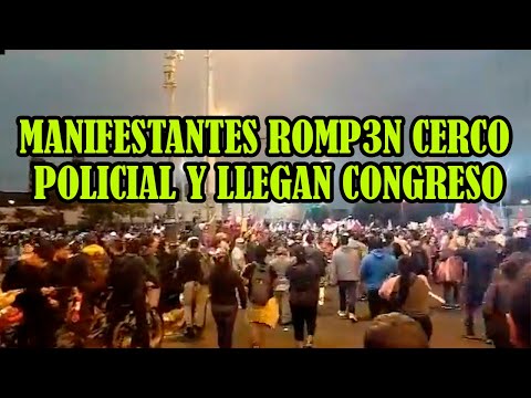 POLICIAS NO PUDIERON CON LOS MANIFESTANTES EN LA CAPITAL PERUANA  QUIENES LLEGARON HASTA CONGRESO