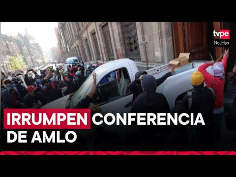 México: manifestantes derriban puerta de palacio presidencial