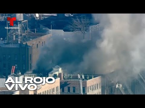 Los bomberos combaten un incendio en un edificio de apartamentos en Nueva York | Al Rojo Vivo