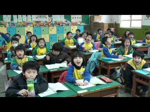 日本加油！台湾小学校一年生、みんな 「日本　頑張れ」