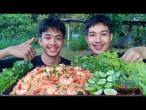 ข้าวผัดกุ้งตัวใหญ่ๆผักและพริก