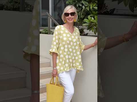 トレンド創作の動画サムネイル - Classic Wardrobe Ideas for Mature Women Who Dress with Purpose and Grace||New Trends 2025🌸#ootd