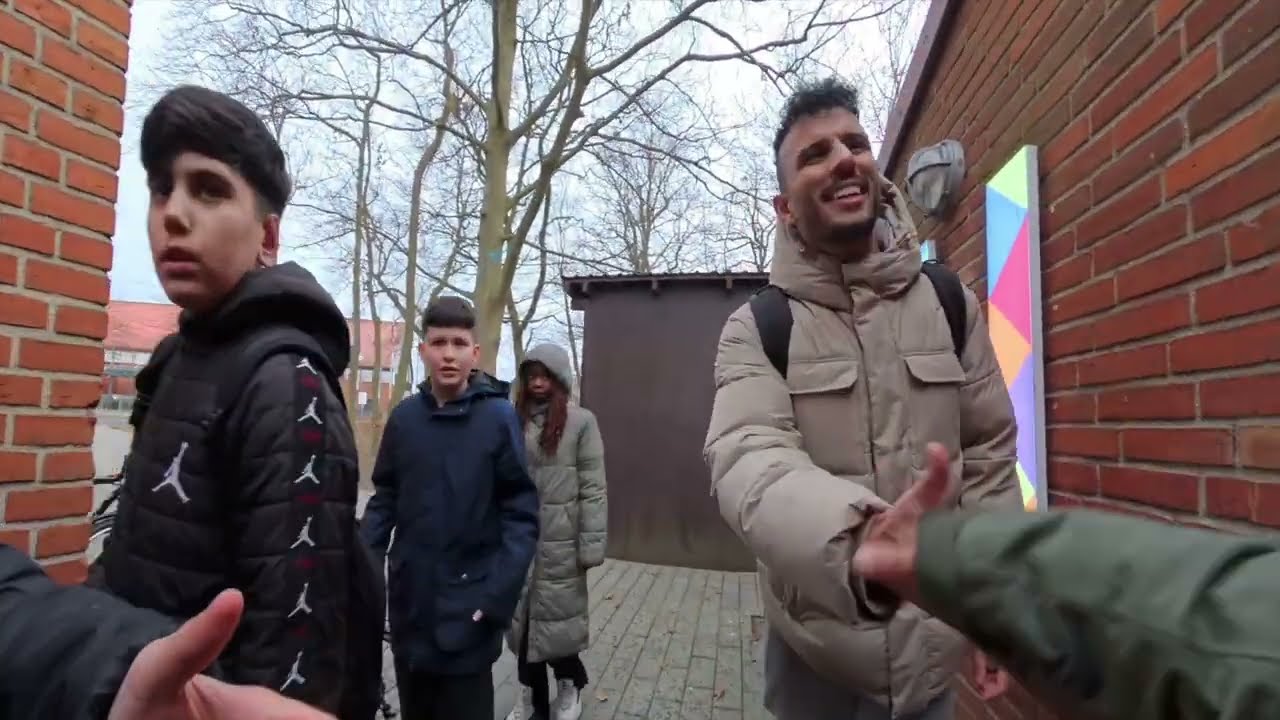 The Döner Song - Ishøj Ungdom

Fantastisk at se så mange Ishøj-unge til vores Demokrati & Döner arrangement i går 🙌

Vi samledes nemlig om noget vigtigt… vores fælles ret til medbestemmelse på valgdagen. Og det blev gjort på den helt rigtige måde med god stemning, sang, grin og masser af energi.

Döner-dronningen DOAA kiggede forbi Ishøj Ungdom og lærte de unge at lave den berømte döner 🌯🔥
Samtidig udfordrede Amine alle i en demokrati-quiz, hvor der både blev tænkt, grinet og konkurreret.

Tak til alle jer, der deltog og var med til at sætte fokus på demokratiet og vores stemmeret 💪
Det er præcis sådan her, fællesskab og engagement skal føles ♥️🗳️

Tags: The, Döner, Song, Ishøj, Ungdom, Demokrati, Döner, medbestemmelse, valgdagen. Döner, dronningen, DOAA, Copenhagen, Denmark