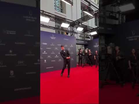 Carlos Alcaraz se lo pasa en grande en la alfombra roja de los Premios Laureus